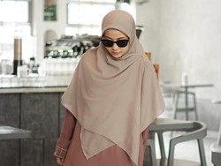 8 Gaya Hijab Syari Natasha Rizky yang Sederhana dan Anggun