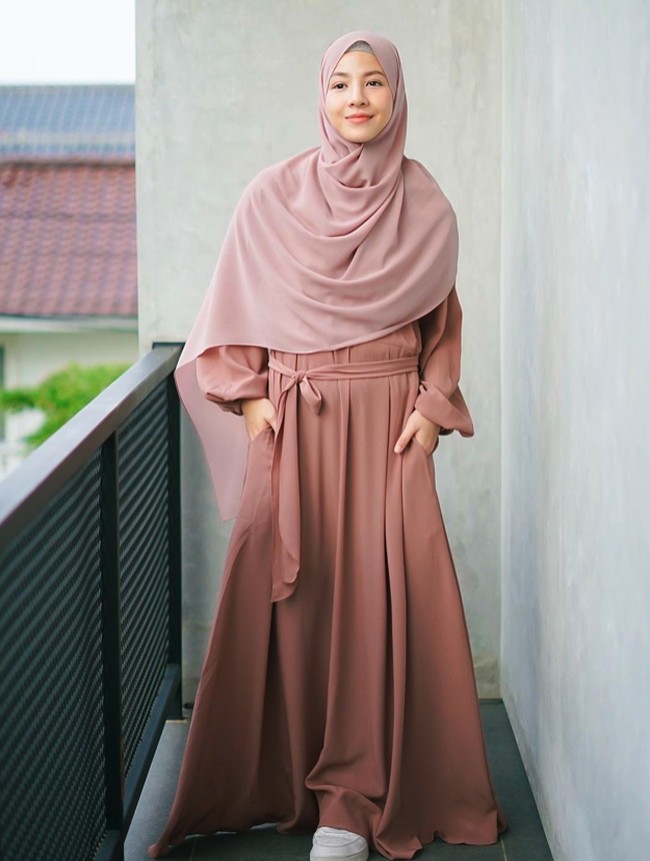 Natasha Rizky senang menerapkan gaya hijab syar’i menggunakan scarf segi empat yang panjang dan lebar. Natasha Rizky dan Desta telah menjalani sidang cerai pertama. Foto: Dok. Instagram @natasharizkynew