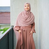 Natasha Rizky senang menerapkan gaya hijab syar’i menggunakan scarf segi empat yang panjang dan lebar. Natasha Rizky dan Desta telah menjalani sidang cerai pertama. Foto: Dok. Instagram @natasharizkynew