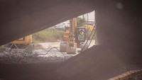 Pihak berwenang menilai pembangunan jalan layang yang ambruk membutuhkan waktu berminggu-minggu. Hindari area. Rencanakan dan cari rute perjalanan alternatif, kata Kantor Manajemen Darurat Philadelphia dalam tweet.  