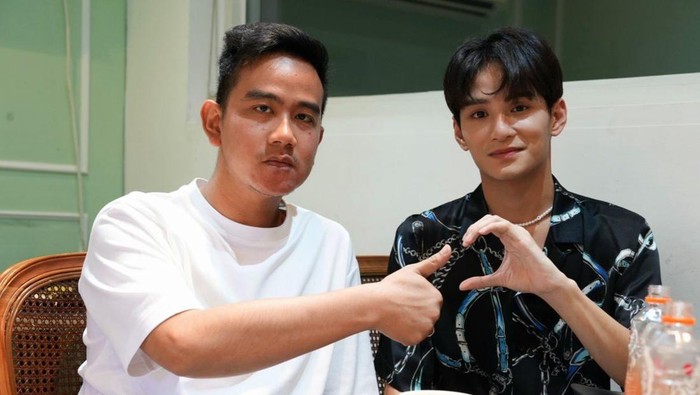 Wali Kota Solo Gibran Rakabuming Raka bersama member group XODIAC saat di Korea Selatan.