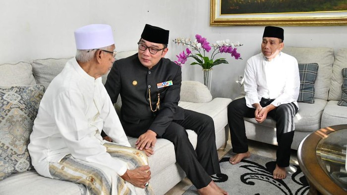 Gubernur Jawa Barat (Jabar) Ridwan Kamil melayat ke rumah duka ibunda dari Kapolda Jabar Irjen Akhmad Wiyagus di Tasimalaya, Senin (12/6/2023).