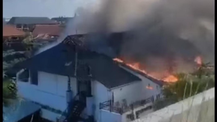 Tangkapan layar gudang Hotel Discovery Kartika Plaza terbakar pada pukul 16.00 Wita, Senin (12/6/2023). Api diduga berasal dari korsleting listrik.