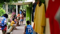 Pengungsi Filipina berlindung di sebuah sekolah yang diubah menjadi lokasi evakuasi menyusul peningkatan tingkat siaga Gunung Berapi Mayon. Batu-batu itu menghujani area hingga dua kilometer jauhnya dan emisi sulfur dioksida meningkat tiga kali lipat pada hari Sabtu, kata ahli vulkanologi negara bagian. REUTERS/Lisa Marie David