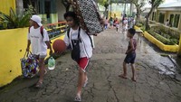 Institut Vulkanologi dan Seismologi Filipina mengatakan bebatuan yang jatuh dari kubah lava didorong keluar dari kawah. AP/Aaron Favila  