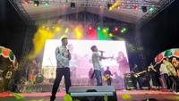 Antusias masyarakat menikmati suguhan tari-tarian khas Kaimana dari delapan suku adat dan juga diisi dengan penampilan penyanyi Vicky Shu membuat acara semakin meriah.