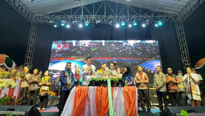Hiburan Rakyat Bukti Toleransi di Puncak Kaimana Ribuan masyarakat tumpah ruah membuar jadi satu di acara puncak Hari Ulang Tahun Ke-20 Kabupaten Kaimana Provinsi Papua Barat.