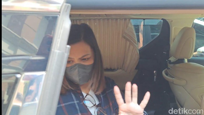 Istri Vincent Rompies saat menjadi saksi dalam sidang cerai Desta dan Natasha Rizki.