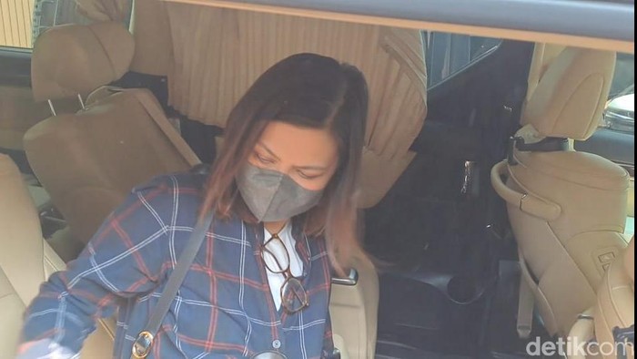 Istri Vincent jadi saksi di sidang cerai Desta dan Natasha Rizki.
