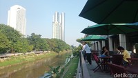 Hal yang unik lainnya adalah di sini terdapat rooftop yang dapat dimanfaatkan untuk duduk santai sambil melihat pemandangan Sungai Ciliwung, gedung-gedung pencakar langit, serta kereta yang berlalu lalang di Stasiun BNI City. (Weka Kanaka/detikcom)