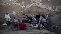 Saat berkunjung dan menyambangi lokasi Rasul saat menerima wahyu pertama, tak lupa umat Muslim berdoa di Gua Hira usai menempuh perjalanan selama kurang lebih satu jam. (Tim MCH 2023/Wahyu Putro Arinto)