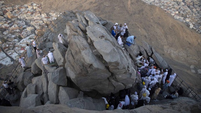 Sejumlah jamaah haji mengunjungi Gua Hira di puncak Jabal Nur di Mekkah, Arab Saudi, Sabtu (10/6/2023).