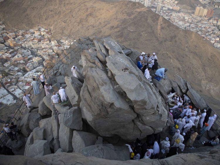 Antusias Jamaah Haji Kunjungi Gua Hira di Jabal Nur