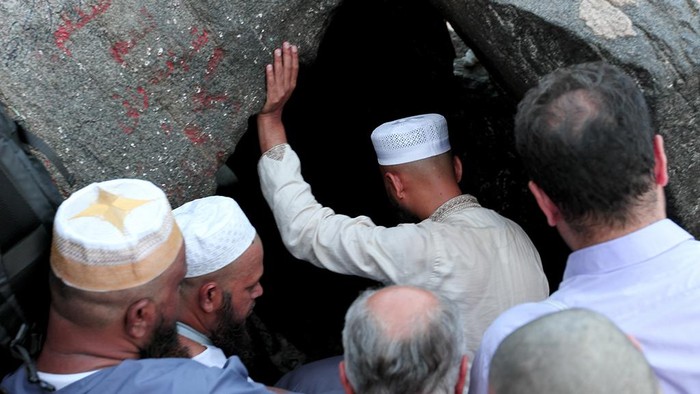 Sejumlah jamaah haji mengunjungi Gua Hira di puncak Jabal Nur di Mekkah, Arab Saudi, Sabtu (10/6/2023).