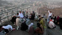 Gua Hira ini tak pernah sepi dari calon jemaah haji yang ingin melihat secara langsung maupun berziarah di lokasi tersebut. (Tim MCH 2023/Adi Wijaya)