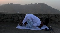 Pendakian Gua Hira umumnya memakan waktu satu sampai dua jam, tergantung pada kemampuan fisik dan banyaknya frekuensi istirahat. Jangan lupa membawa senter atau paling tidak memaksimalkan fasilitas flash light pada kamera ponsel saat mendaki menuju Gua Hira sebab dari bawah sampai ke puncak Jabal Nur, tidak ada satu pun lampu penerangan. (Tim MCH 2023/Adi Wijaya)