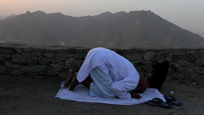 Sejumlah jamaah haji mengunjungi Gua Hira di puncak Jabal Nur di Mekkah, Arab Saudi, Sabtu (10/6/2023).