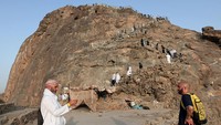 Untuk menuju Gua Hira, telah dibuatkan anak tangga yang menghubungkan kampung terakhir dengan puncak Jabal Nur. Meskipun sudah ada anak tangga, bagi yang tak terbiasa dengan kegiatan fisik, harus pintar-pintar mengatur strategi. Jangan langsung memforsir fisik dengan terus naik ke atas. Lebih baik luangkan waktu sejenak tiap beberapa puluh langkah untuk beristirahat. (Tim MCH 2023/Adi Wijaya)