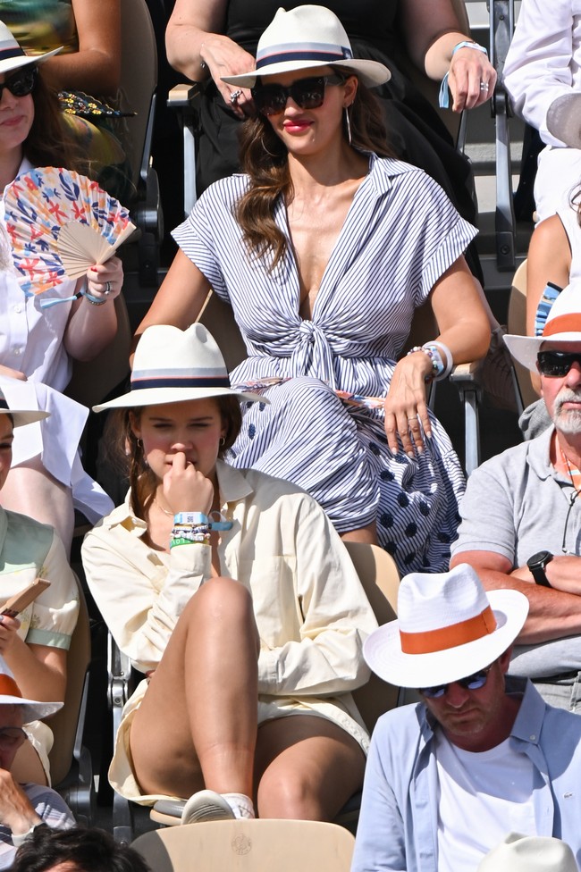 InStyle mengabarkan, momen seperti ini terbilang langka terjadi mengingat Jessica jarang tampil bersama putrinya di sebuah perhelatan besar. Foto: Stephane Cardinale/Corbis via Getty Images