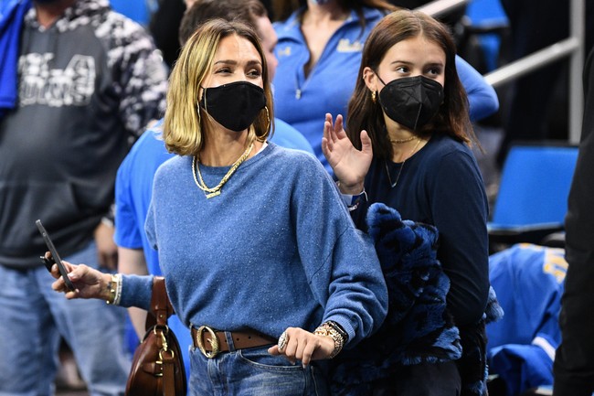 Tak sedikit pula yang salah fokus pada kecantikan ibu tiga anak itu yang dipuji awet muda. Ada yang menulis, Gen kamu bagus sekali, kalian terlihat mirip kakak-adik. Foto: Instagram/@jessicaalba