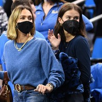 Tak sedikit pula yang salah fokus pada kecantikan ibu tiga anak itu yang dipuji awet muda. Ada yang menulis, Gen kamu bagus sekali, kalian terlihat mirip kakak-adik. Foto: Instagram/@jessicaalba