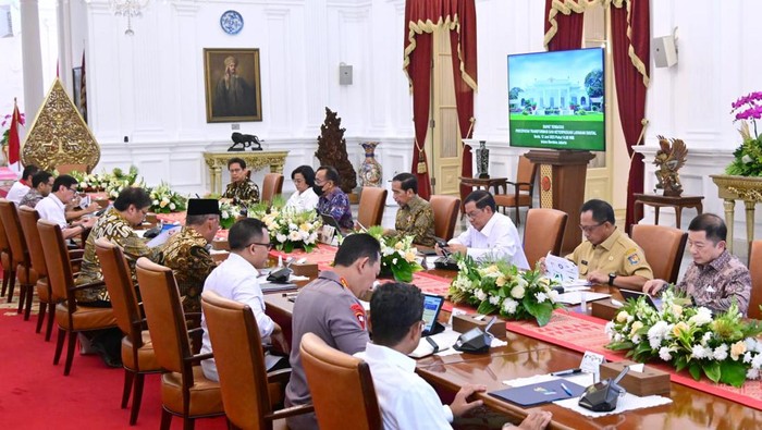 Jokowi Pimpin Rapat di Istana
