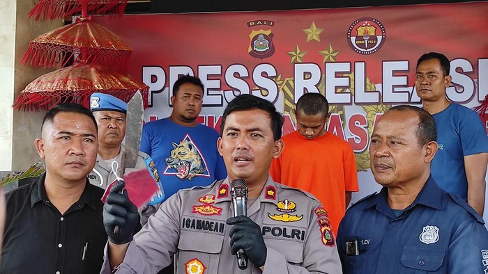 Jonirius Ngongo yang membawa senjata tajam saat pesta miras di Lapangan Puputan Badung I Gusti Ngurah Made Agung. Dia dihadirkan saat konferensi pers di Polsek Denpasar Barat, Senin (12/6/2023).