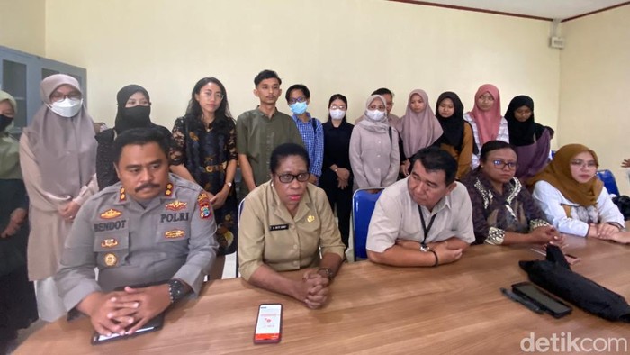Jumpa pers Kapolres Tambrauw AKBP Bendot Dwi Prasetyo bersama Plt Kepala Dinas Kesehatan Papua Barat Daya Dr. Naomi Netty Howay dan nakes Nusantara Sehat.
