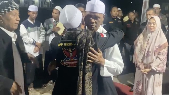 Ketua Umum Gerakan Rakyat Indonesia Baru (GRIB) Jaya, Hercules melakukan serangkaian silaturahmi dengan tokoh Ulama di Jawa Timur. Ia disambut ratusan ulama.