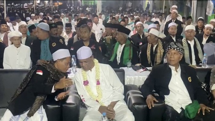 Kala Hercules Disambut Ratusan Ulama Ketua Umum Gerakan Rakyat Indonesia Baru (GRIB) Jaya, Hercules melakukan serangkaian silaturahmi dengan tokoh Ulama di Jawa Timur. Ia disambut ratusan ulama.