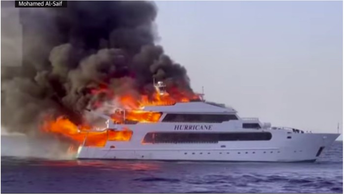 Kapal scuba pengangkut terbakar di Laut Merah
