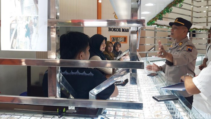 Kapolsek Boyolali Kota, AKP Joko Winarno bersama anggota mendatangi toko emas di Pasar Sunggingan yang dikabarkan terjadi pencurian, Senin (12/6/2023).