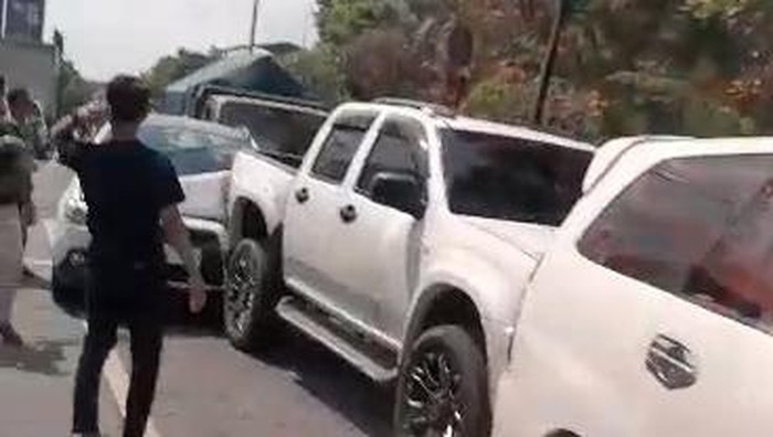 Kecelakaan beruntun melibatkan 5 mobil dan truk di Kudus, Senin (12/6/2023).