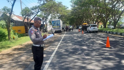 Polisi melakukan olah TKP lakalantas di Bypass IB Mantra, Kusamba, Klungkung, Senin (12/6/2023).