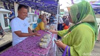 Tersedia ratusan aneka jajanan khas Ciamis dari para PKL yang biasa berjualan di wilayah perkotaan. Jajanan tersebut telah dibeli oleh Pemkab Ciamis untuk dibagikan kepada masyarakat. (Foto: Dadang Hermansyah/detikJabar)
