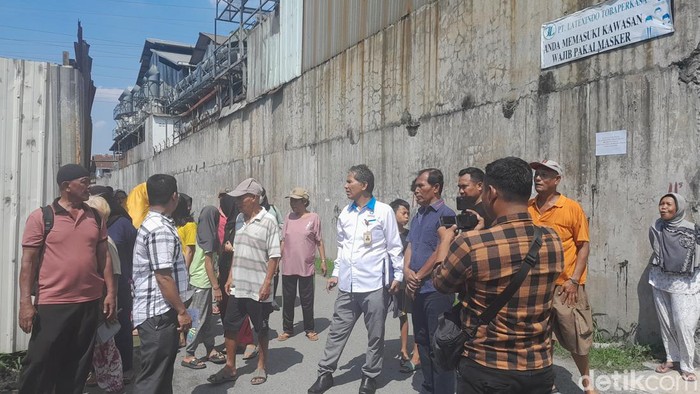 Kepala Ombudsman Sumut, Abyadi Siregar (kemeja putih) bersama warga saat meninjau jalan negara yang dijual ke swasta. (Nizar Aldi/detikSumut)