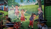 Ada juga mural-mural mendidik yang menghiasi kawasan tersebut. 