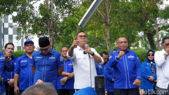Ketua Demokrat Sumut, Lokot Nasution (baju putih) besama kader Demokrat di Medan meminta MA menolak PK yang diajukan Moeldoko. (Goklas Wisely/detikSumut)