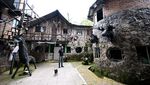 Kreatif! Seniman Ini Bikin Patung Raksasa dari Ban Bekas