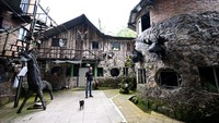 Edison Camacho mendukung ide museum tersebut pada 2015 dan menjadi seniman yang kerap memajang karyanya di sana. Banyak patung di museum itu dibuat dengan ban bekas.  
