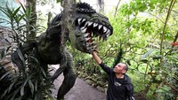 Seniman Kolombia Edison Camacho menunjukkan pahatannya yang dibuat dengan bahan daur ulang di Museum Ban di San Francisco de Sales, departemen Cundinamarca, Kolombia, pada 31 Maret 2023.  