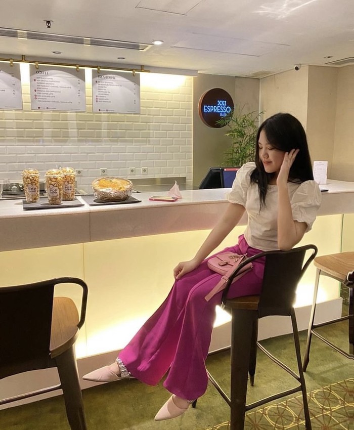 Kulineran Cantik Kirana Velovoice, Anak Andika ‘Kangen Band’ yang Eksis