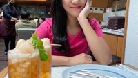 Meski jarang tersorot ke media, tapi banyak orang yang mengikuti Instagram Kirana. Ini posenya saat ngemil roti dan segelas es leci. Foto: Instagram @kiranavelovoice