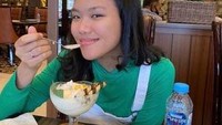 Habis menyantap makanan yang gurih-gurih, Kirana langsung kalap makan dessert es krim dengan wafer sebagai pelengkapnya. Foto: Instagram @kiranavelovoice