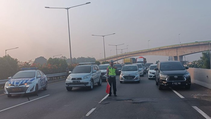 Lalin di Tol Joglo Jakarta Barat sempat ditutup imbas kecelakaan beruntun 6 kendaraan, Senin (12/6/2023).