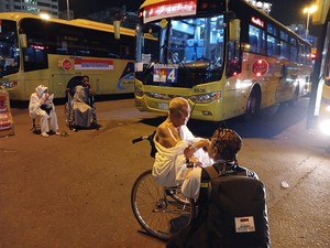 Kisah Petugas Patungan, Bebaskan Jemaah Lansia yang Tersandera Kursi Roda