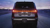 Varian trim ini juga menghadirkan Multi-Terrain Select dan Crawl Control untuk melintasi berbagai medan off-road, ditambah dengan Multi-Terrain Monitor. Foto: Dok. Lexus