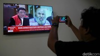 Jaksa penuntut umum pada KPK mengatakan Gubernur Papua nonaktif Lukas Enembe sempat tidak mau keluar sel tahanan sebelum sidang dimulai. Jaksa menyebutkan Lukas ingin hadir secara fisik di sidang dakwaan terhadap kasus suap dan gratifikasi.  
