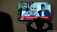 Jurnalis mengikuti secara online sidang perdana terdakwa Lukas Enembe di Press Room KPK, Gedung Merah Putih, Jakarta, Senin (12/6/2023).  