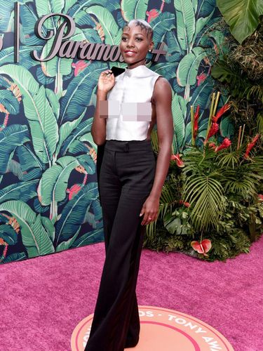 Lupita Nyong'o di Tony Awards 2023 (EDITORS NOTE: Image contains nudity.) Lupita Nyong'o at the 76th Tony Awards held at the United Palace Theatre on June 11, 2023 in New York City. (Photo by Steve Eichner/WWD via Getty Images)